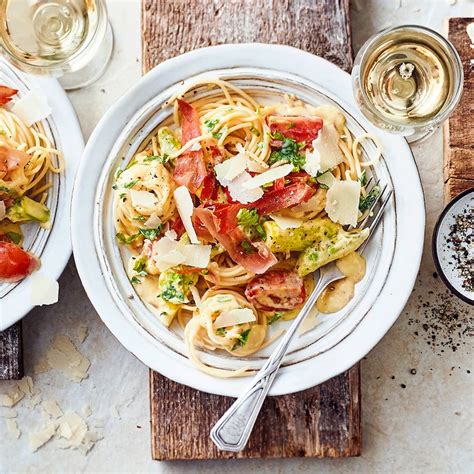 Hopfensprossen auf Pasta angerichtet