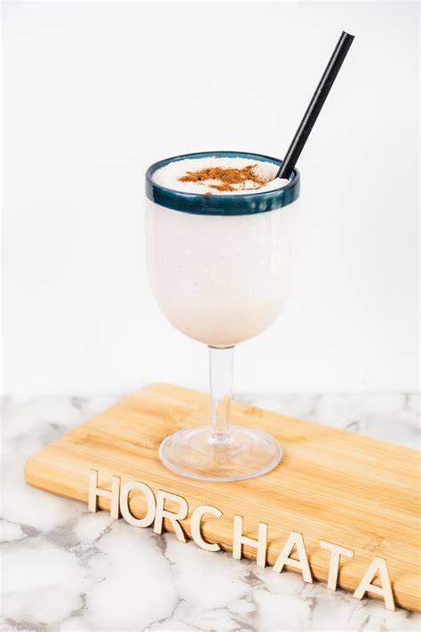 Horchata Colada im Cocktailglas mit Ananasscheibe