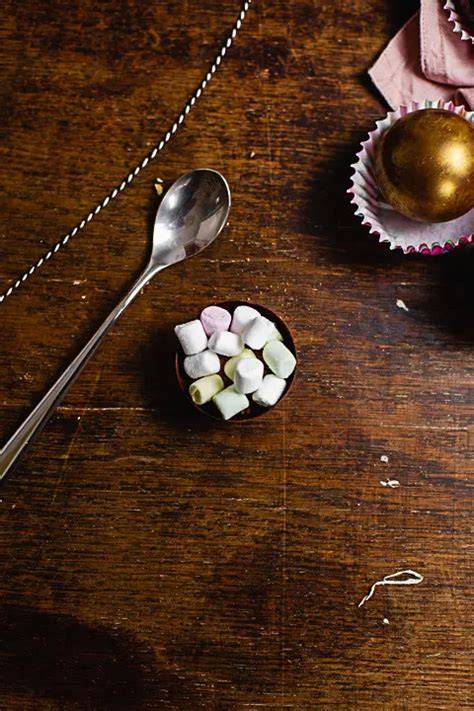 Hot Chocolate Bombs dekoriert mit Zuckerstreuseln