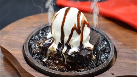 Hot Chocolate Brownie aufgeschnitten mit Schokoladensauce