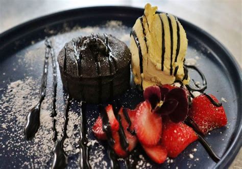 Hot Chocolate Brownie mit Vanilleeis und Beeren