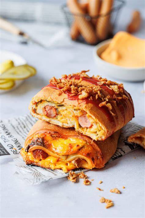 Hot Dog Torte angeschnitten und serviert mit Partydeko