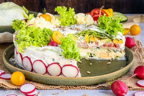 Hot Dog Torte auf Partybuffet mit Servierhütchen