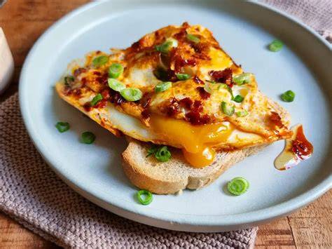 Hot Honey Eggs - Spiegelei mit Honig und Chili auf Toast