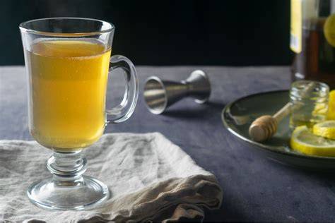 Hot Toddy Cocktail mit Milch, Honig, Whisky und Zitrone
