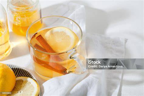 Hot Toddy im Glas mit Zitrone und Zimt