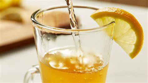 Hot Toddy mit Whisky, Honig und Zitrone in einem Glas mit Zimtstange