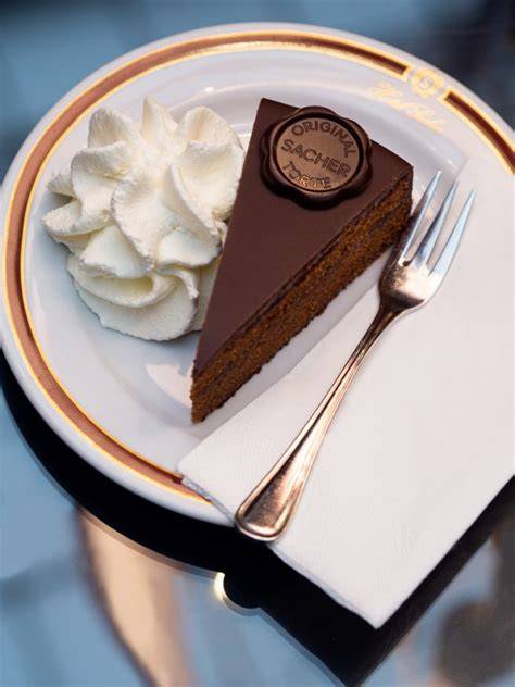Hotel Sacher Wien Café mit Sachertorte auf einem Teller