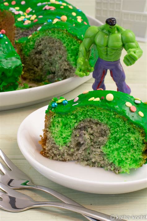 Hulk Kuchen fertig dekoriert mit grünem Zuckerguss und Streuseln