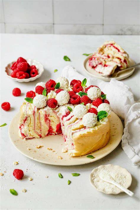 Hummingbird-Torte angeschnitten, mit Himbeeren dekoriert