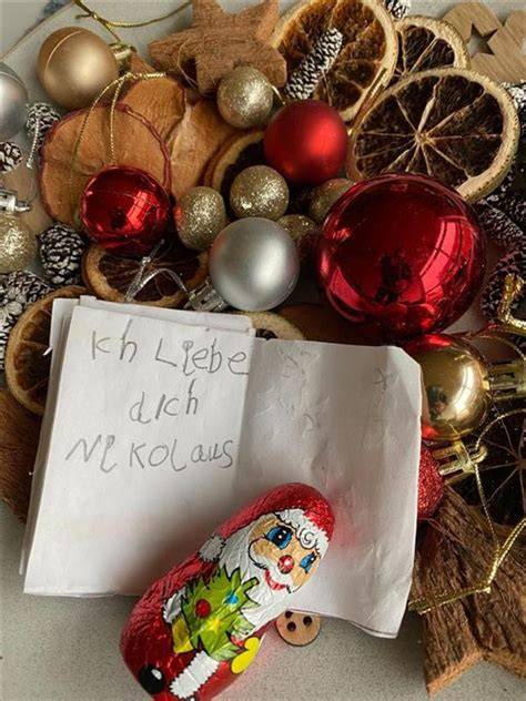 Humorvolle Schokoladen-Sprüche und Weihnachtsdekoration