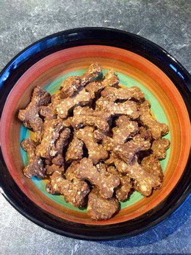 Hund genießt selbstgebackene Leberwurstkekse