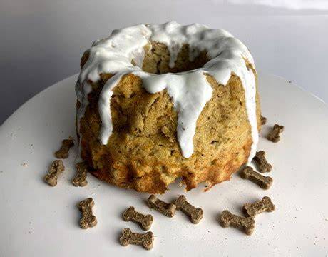 Hundekuchen aus Dosenfutter mit rosa Frischkäse