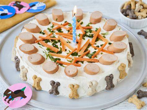 Hundetorte dekoriert mit Karotten und Quark
