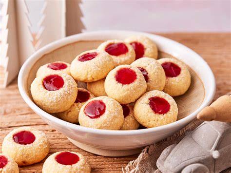 Husarenkekse auf einem Blech, gefüllt mit rotem Gelee
