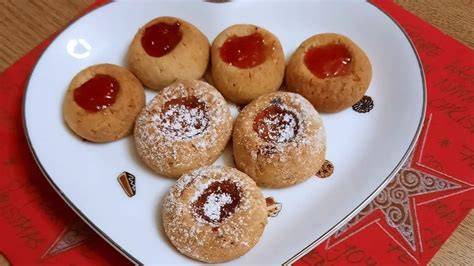 Husarenkrapfen auf einem Plätzchenteller