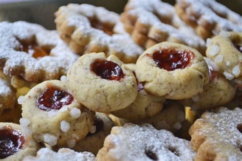 Husarenkrapfen mit Puderzucker und verschiedenen Marmeladenfüllungen
