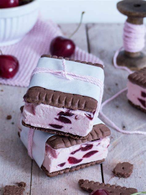 Ice‑Cream‑Sandwiches mit Keksen