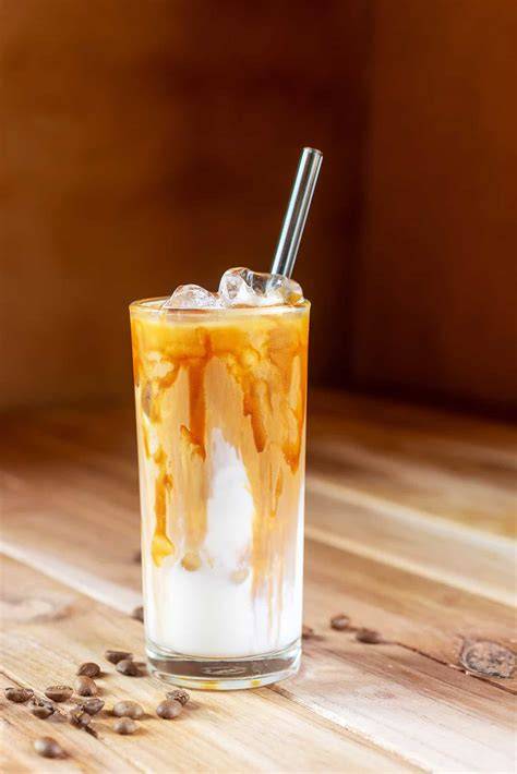 Iced Caramel Macchiato im Glas mit Vanillemilch