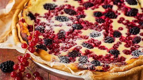 Idee: Sommerlicher Beerenkuchen mit farbigem Marzipan