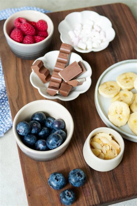 Ideen für Toppings: Bananen, Blaubeeren, Himbeeren auf Schoko-Müsli