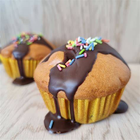 Ideen zur Verzierung von Schoko Muffins: Schokoganache, bunte Streusel, Nüsse, Schokosplitter