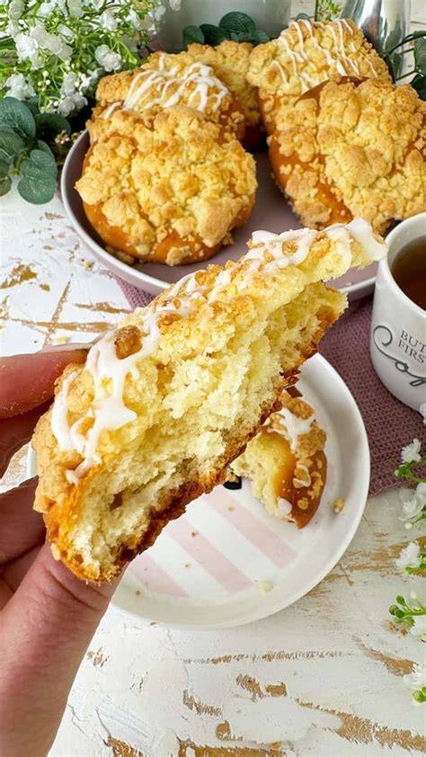 Ideen-Collage: Farbige Muffin-Glasuren, Streusel, Nüsse, Zitronenguss