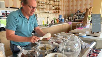 Ilka Eismaschine neben Tresen im Eiscafé