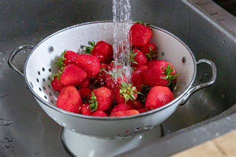 Illustration: Erdbeeren waschen und vorbereiten