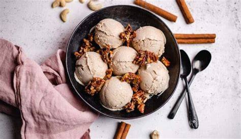 Illustration: Festliches Dessert mit Zimteis und Pekannüssen
