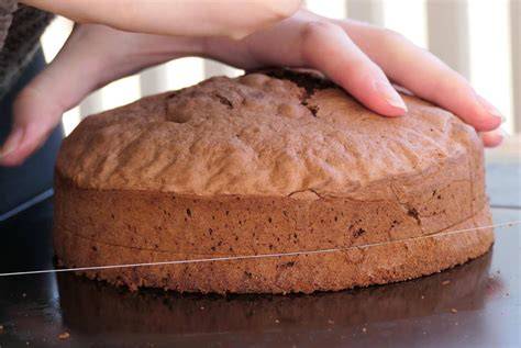 Illustration: Kuchen schneiden mit Zahnstocher-Höhenmarkierung