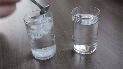 Illustration: Orale Rehydratation - Zucker und Salz im Wasser vs fertige Lösung