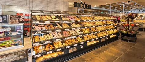 Illustration: REWE Markt mit Backwarenabteilung und Tiefkühlregal