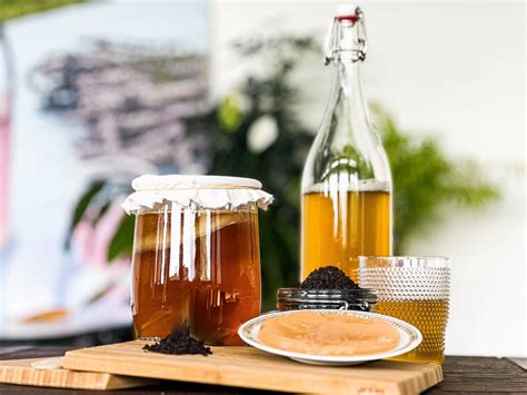 Illustration: SCOBY und Jun-Ansatz im Glas
