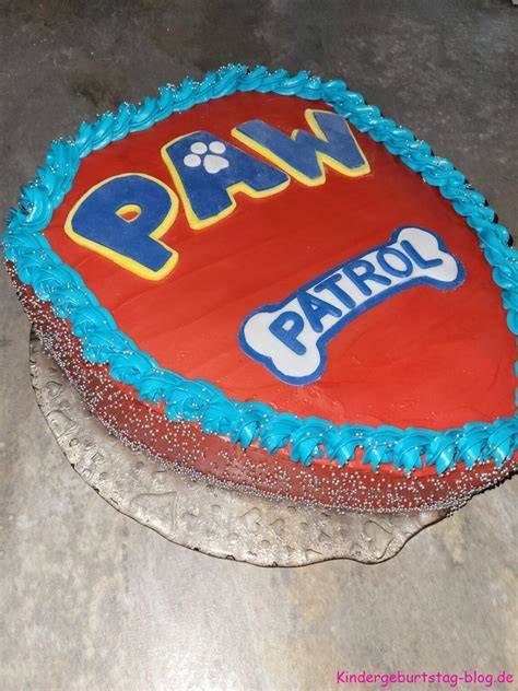 Illustration: Schritt-für-Schritt-Schema einer zweistöckigen Paw Patrol Torte mit KitKat-Umrandung