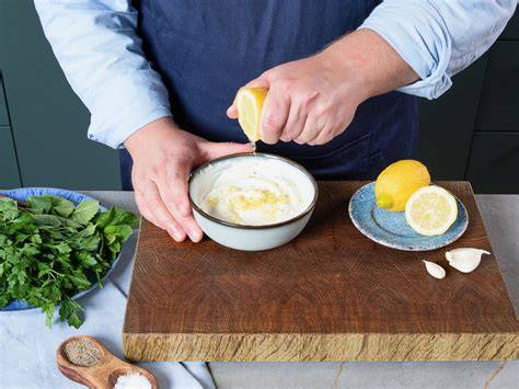 Illustration - Butter und Zitronenschale werden zum Schmelzen gebracht