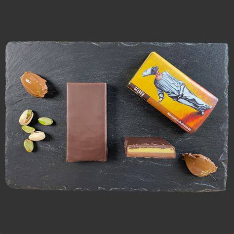 Illustration der typischen Zutaten in Merci Schokoladen - Kakao, Mandeln, Haselnüsse, Nougat
