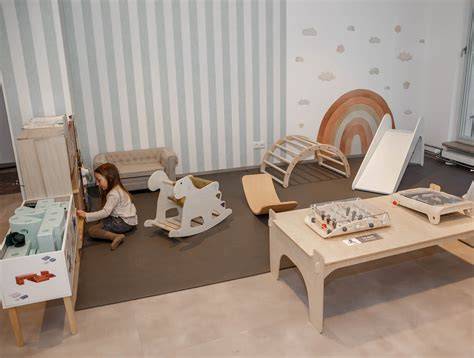 Illustration einer bunten Kinderspielecke im Café