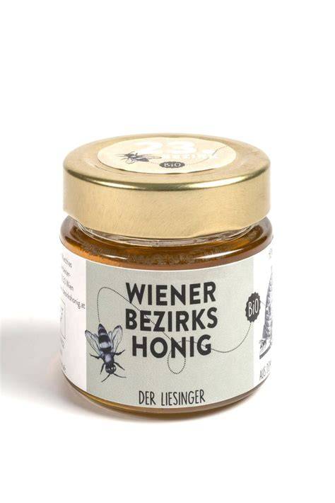 Imker:innen der Wiener Bezirksimkerei bei der Arbeit in Wien