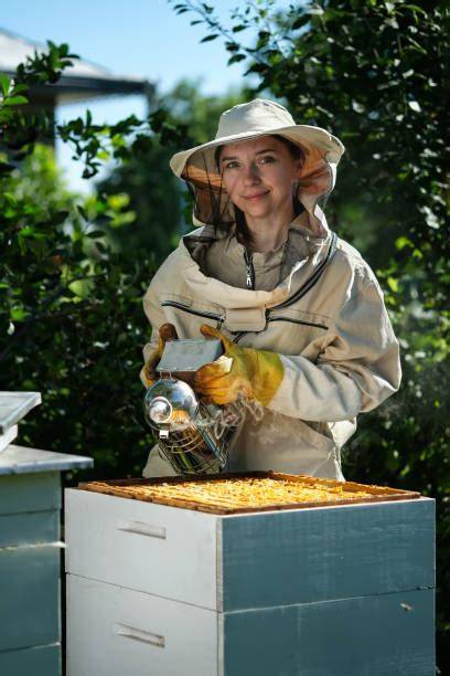 Imkerin an Bienenstöcken in der Nähe des Völkerschlachtdenkmals