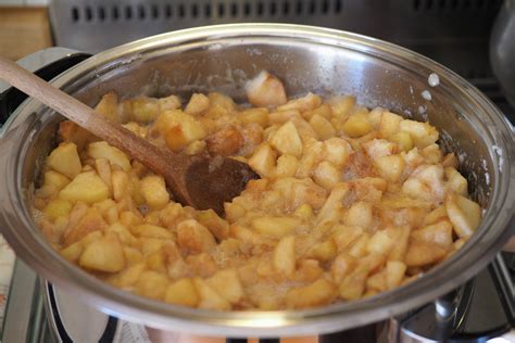 In Scheiben geschnittene Äpfel und Apfelpudding im Topf