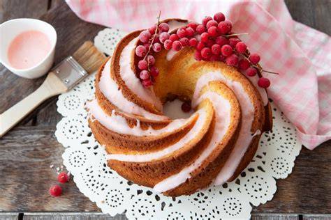 Indianerkrapfen mit Puddingfüllung, Zuckerguss und Deko