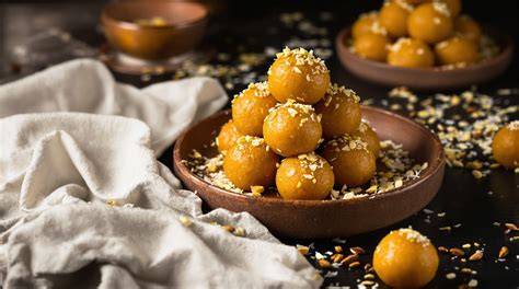 Indische Laddus - süße Kichererbsenmehl-Kugeln auf einem Teller