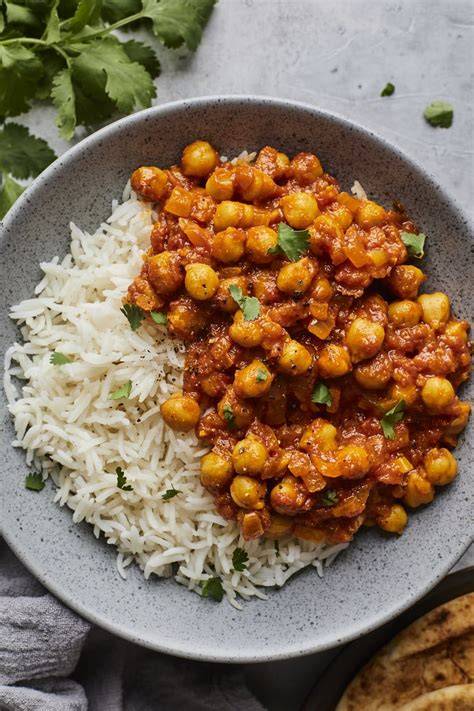 Indisches Chana Masala mit Basmatireis und frischem Koriander