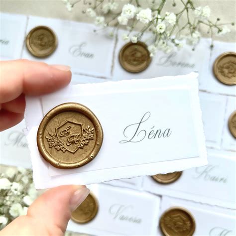 Individuell beschriftete Hochzeitskekse als Namenskarte auf der Festtafel
