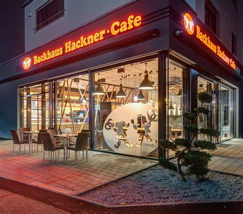 Individuell gestaltete Festtagstorten von Backhaus Hackner