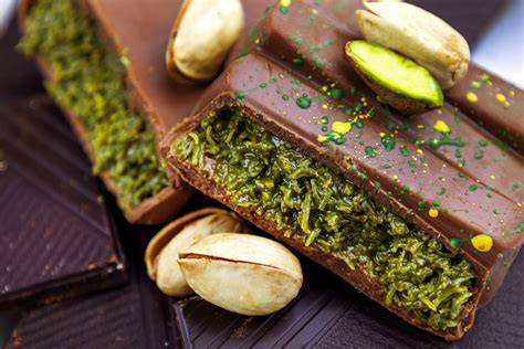Influencer essen Dubai-Schokolade