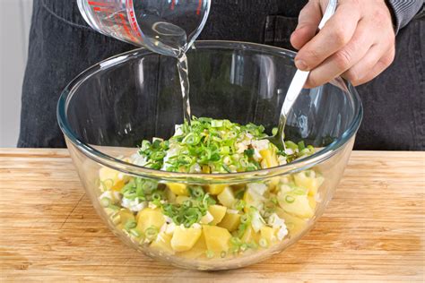 Infografik: Überblick über die Zutaten und Schritte der Zubereitung von schwäbischem Kartoffelsalat