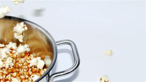 Infografik: Ablauf beim Popcorn-Poppen (Hitze → Wasserdampf → Ploppen)
