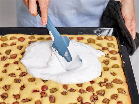 Infografik: Aufbau Blechkuchen mit Teig, Früchten, Baiser